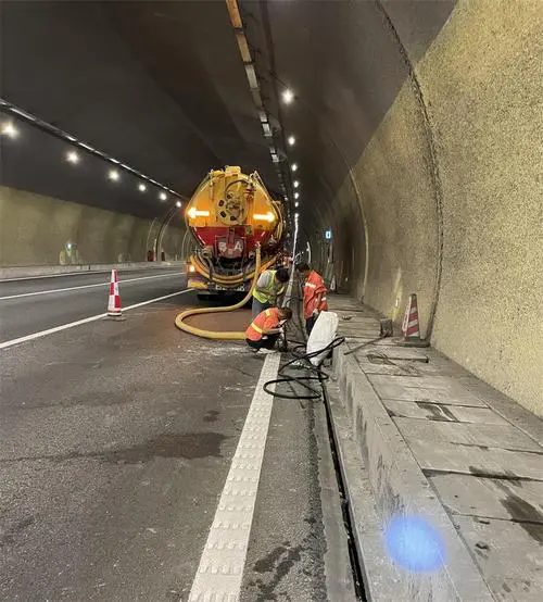 海西直辖隧道排水渠清淤